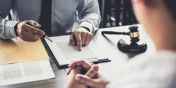 Gửi tiết kiệm ngân hàng: Rủi ro và lưu ý quan trọng bạn cần biết 3 rủi ro liên quan đến thủ tục pháp lý
