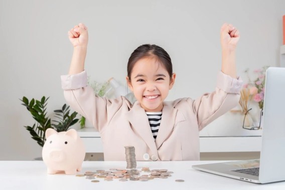 Giáo dục tài chính cho trẻ: Những bài học cần có từ sớm 5 be tiet kiem tienistock 1 1744775259362