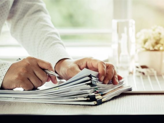 Công chứng hợp đồng vay tiền: Lưới an toàn pháp lý của người cho vay 2 giá trị