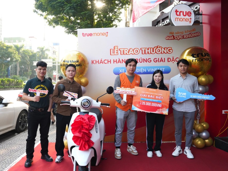 TrueMoney+ trao giải xe máy điện cho khách trúng thưởng chương trình "Hè sảng khoái, quả cực khủng"
