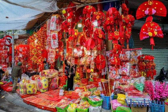 Top 6 ý tưởng kinh doanh dịp Tết 2026 lợi nhuận cao 4 do trang tri tet
