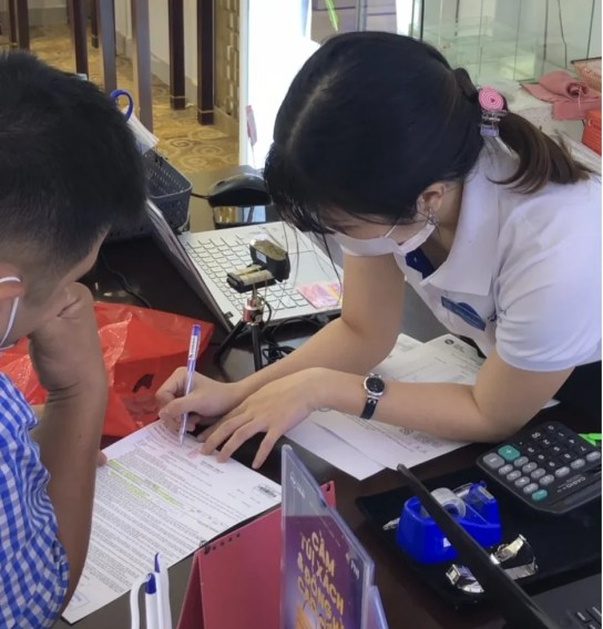 Cầm vàng, cầm trang sức: Hướng dẫn chi tiết và 5 lưu ý quan trọng 3 Ky hop dong cam vang kim cuong e1773202367917