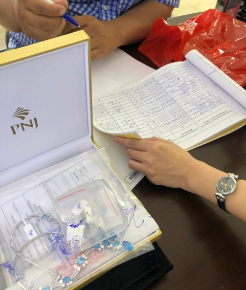 Cầm vàng, cầm trang sức: Hướng dẫn chi tiết và 5 lưu ý quan trọng 2 cam vang kim cuong e1773202419800