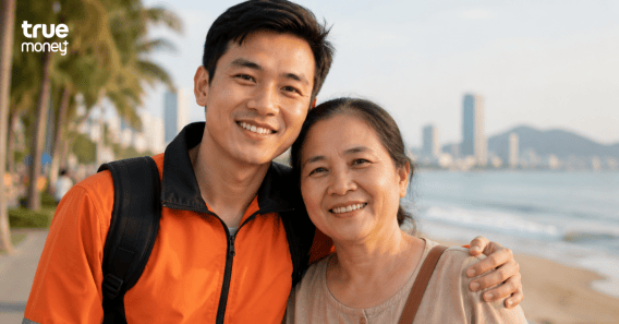 Chàng trai 29 tuổi quyết định đưa mẹ đi du lịch lần đầu sau nhiều năm chỉ biết đi làm 3 anh shipper vay bằng đăng ký xe tại TrueMoney+ và đưa mẹ đi chơi